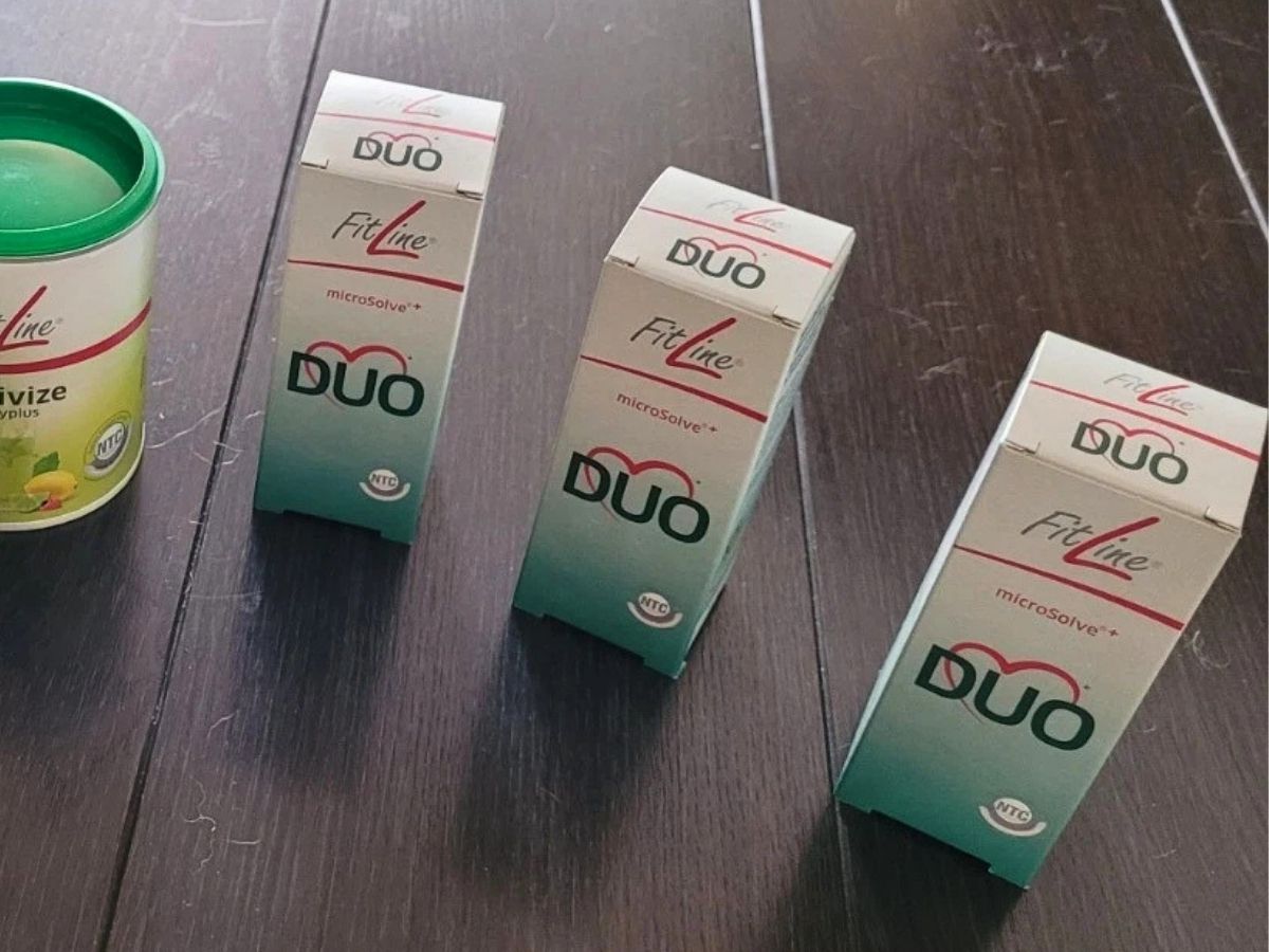 Tre confezioni di Heart Duo su un pavimento di legno e barattolo di Activize Lemon che si intravede
